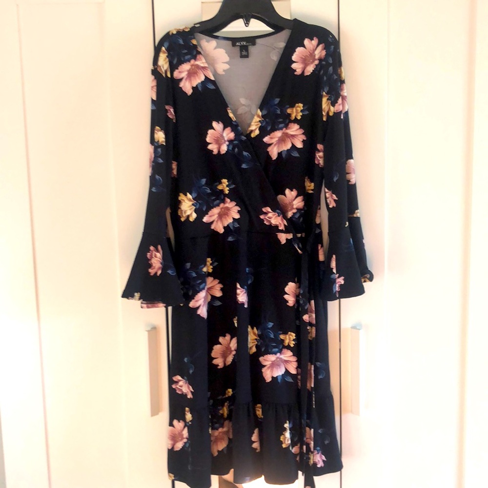 Black quarter sleeve dress with flowers